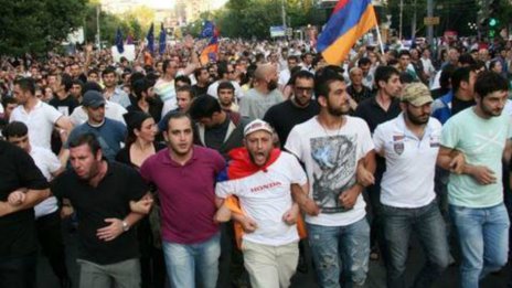 Нежна ли е арменската революция, питат се в Русия  