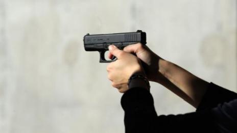 Съдят младеж, стрелял безразборно от тераса снощи