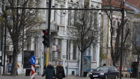 Напук на инцидентите пешеходците продължават да пресичат където им падне (СНИМКИ)