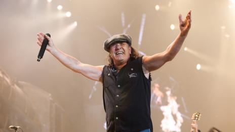 AC/DC отлагат концерти