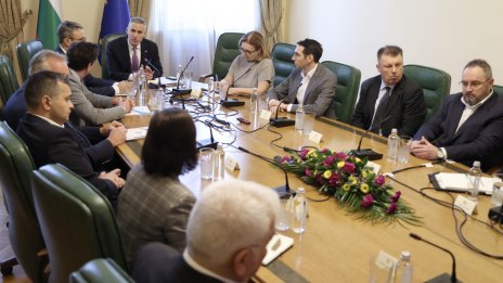 Гюров увери: Към момента няма опасност от недостиг на горива