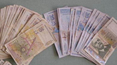 Минималните прагове - една напред, две назад