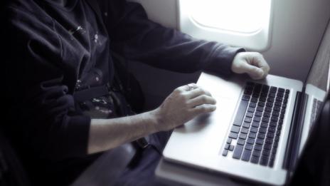 Забраната за внасяне на лаптопи в самолетите обхвана и летището в Дубай