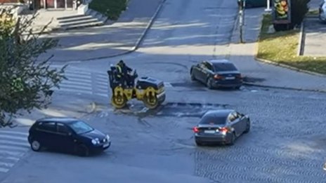 Валяк закърпва дупки – знаците ги няма, а колите и хората заобикалят ВИДЕО