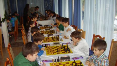 Близо 60 деца играят в Каиса джуниър във Варна