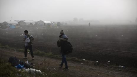 Бежанци пробиха оградата по унгарската граница
