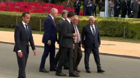 Юнкер се спъва и залита на срещата на върха на НАТО (ВИДЕО)