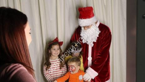 Деца и родители майсториха сурвакници в приказна работилница