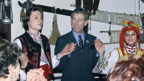 Спомени от старите ленти: Вижте как Чарлз III пи ракия и игра хоро край Варна (СНИМКИ)
