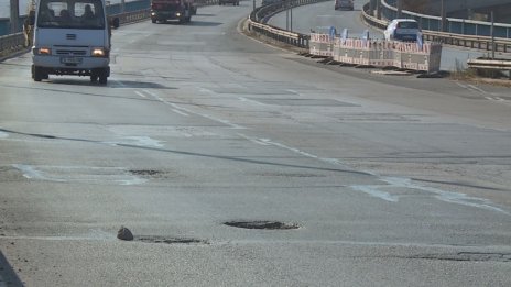 Кратери се отвориха на Аспаруховия мост във Варна