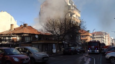 Двама пострадаха при пожар в къща в Бургас