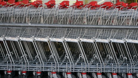 Презапасяване за идването на еврото - граждани изкупуват големите супермаркети 