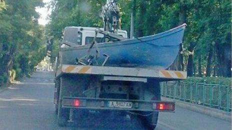Бургаският "паяк" вдигна и... лодка