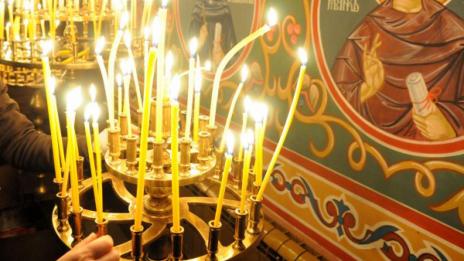 Преди Великден: Църквите скриха евтините свещи