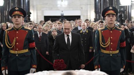 Убитият руски посланик погребан с военни почести