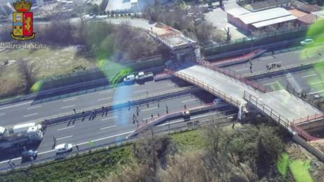 Двама души загинаха при падане на мост, минаващ над магистрала