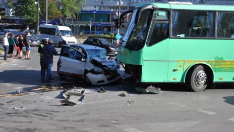 Две пътнички пострадаха при катастрофа между автобус и кола във Варна
