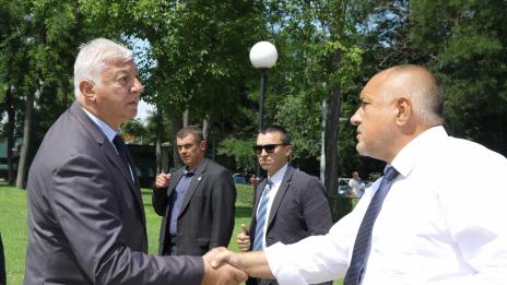Премиерът: Всички лекари и медицински сестри трябва получават заплатите си навреме