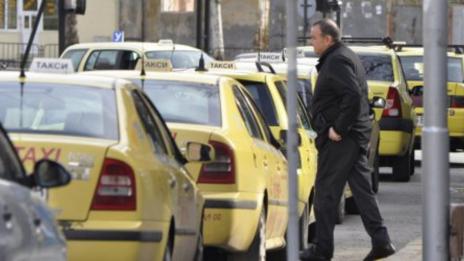 Разрешителните на таксиметровите шофьори ще се удължават без изпит