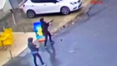 Нападнаха полицейско управление в Истанбул
