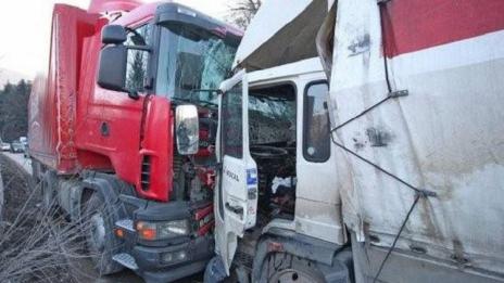 Два тира се удариха на третокласния път за Дунав мост-2