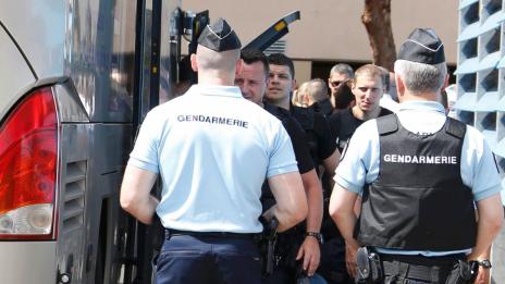 Повдигнаха обвинения срещу задържаните руски футболни фенове