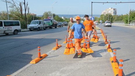 Премахнаха част от разделителните колчета по пътя за "Виница"