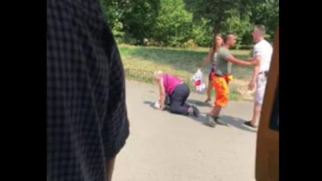 Пак агресия! Мъж изрита възрастна жена на спирка в София