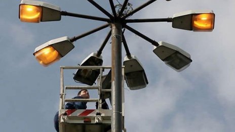 Започнаха ремонти и подмяна на уличното осветление във Варна