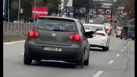 Скандално: Мъж размахва пистолет от автомобил във Варна ВИДЕО