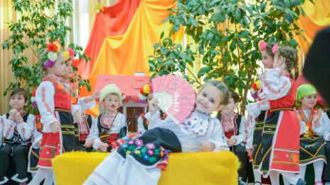 Децата от ЦДГ „Слънчева дъга“ с театрален гастрол в Шумен