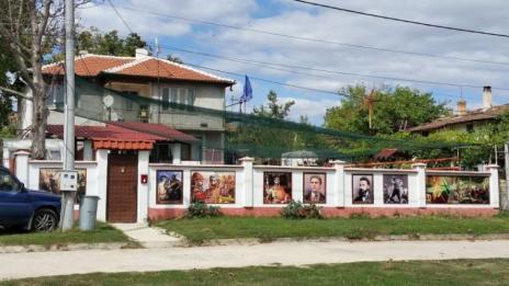 Родолюбие! Семейство от Страшимирово с ограда за историята ни