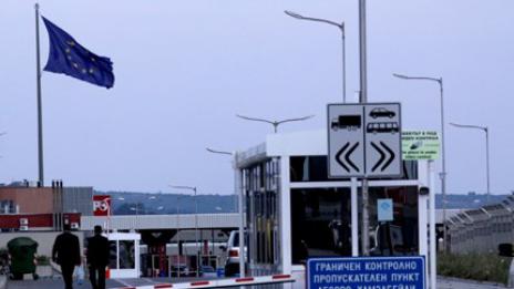Спипаха двама каналджии с клиентите им