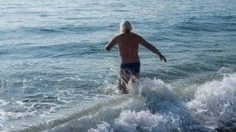 Възрастен мъж мина стотици километри с влака, само за да бъде 2 часа на плажа във Варна