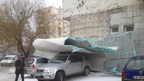 Силният вятър събори изолация на блок във Варна (СНИМКИ)