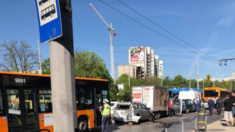 Тежка катастрофа в София: Удариха се два автобуса, три автомобила, бус и камион