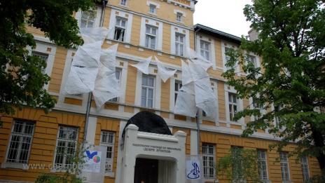 Ветроход разпери платна пред НУИ "Добри Христов"