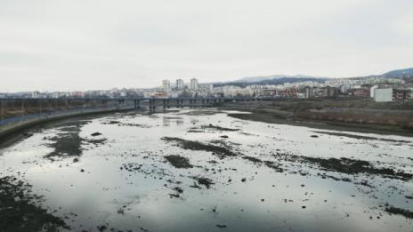 Какво се случва с майката на бебето, открито мъртво във „Водното огледало” в Кърджали?