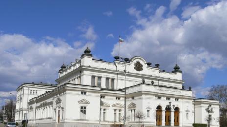 Катастрофа пред парламента, пострадаха жена и дете