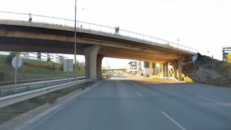 Деца си измислиха нова безумна "игра"!  Хвърлят от мост камъни по коли ВИДЕО