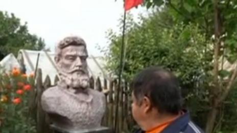 Паметник на Христо Ботев в селски двор до барбекюто? Защо не!