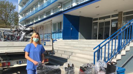 13 лечебни заведения във Варна получиха от Общината колички за хора с увреждания