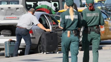 Засилени мерки за сигурност на летищата след бомбените заплахи