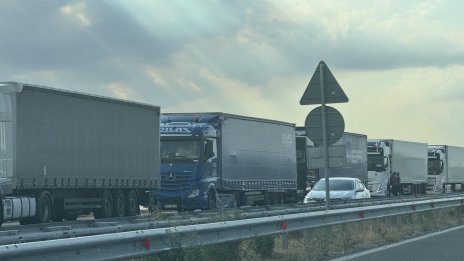 15 километра достигна опашката от тирове на изход към Турция
