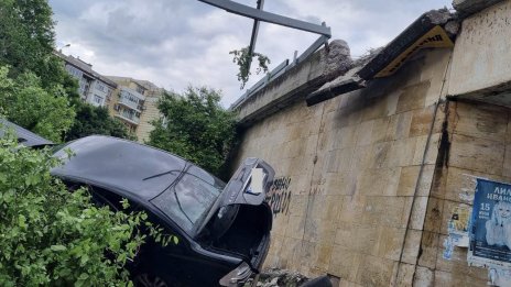 Хванаха каналджията, който катастрофира при гонка с полицията в Бургас