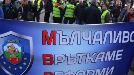 Заедно с полицаите на протест и пожарникарите, спасителите