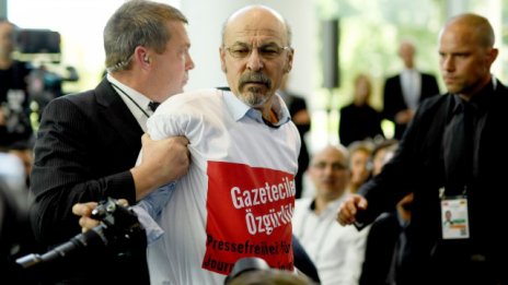 Мъж бе изведен от пресконференцията на Меркел и Ердоган в Берлин