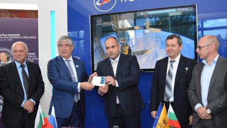 Космонавти, политици, дипломати и учени валидираха пощенска марка 