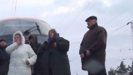 Жива верига блокира влака Карлово-Пловдив