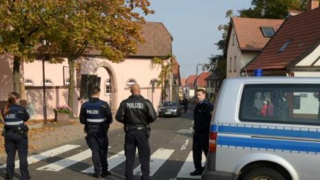 Двама убити, тежко ранени полицаи при стрелба в Германия